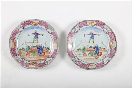 Arte Cinese Coppia di piatti in porcellana smaltata nelle tonalità del rosa e...