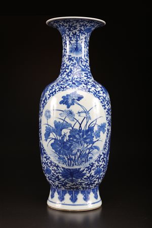Arte Cinese Vaso in porcellana bianco blu con riserva centrale raffigurante...