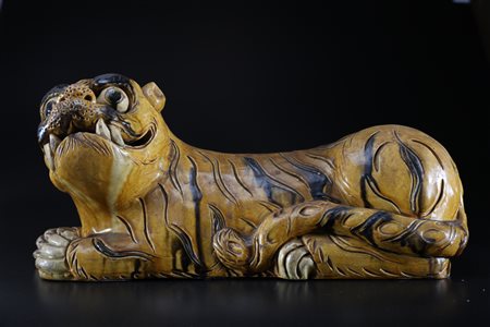 Arte Cinese Cuscino in ceramica a forma di tigre Cina, periodo Liao, 907 -...