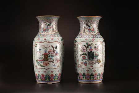 Arte Cinese Coppia di vasi a balaustro in porcellana policroma decorati con...
