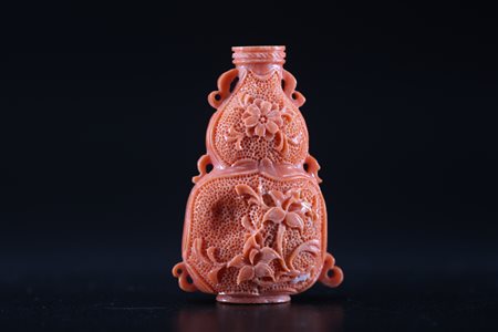 Arte Cinese Tabacchiera in corallo rosa intagliato con motivi floreali Cina,...