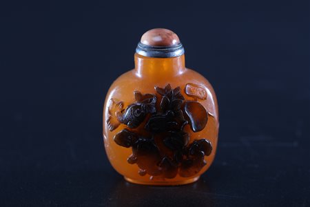 Arte Cinese Tabacchiera in ambra con tappo decorata con pesci in rilievo ed...