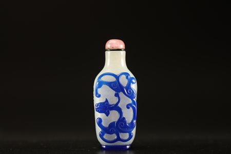 Arte Cinese Tabacchiera in vetro con decoro di chilong in vetro cammeo blu e...