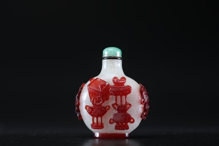 Arte Cinese Tabacchiera in vetro con applicazioni in vetro rosso raffiguranti...