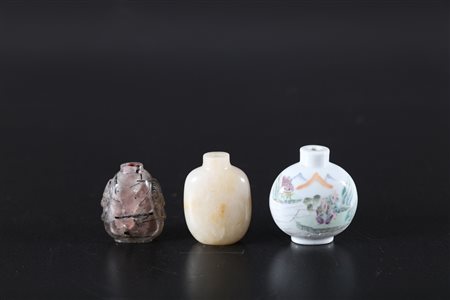 Arte Cinese Lotto di tre tabacchiere: una in cristallo rutilo, una in giada...