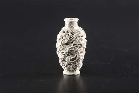 Arte Cinese Tabacchiera in porcellana bianca lavorata a traforo con decoro di...