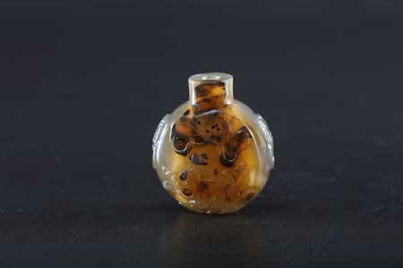 Arte Cinese Tabacchiera in agata con screziature scure decorata con pesci e...