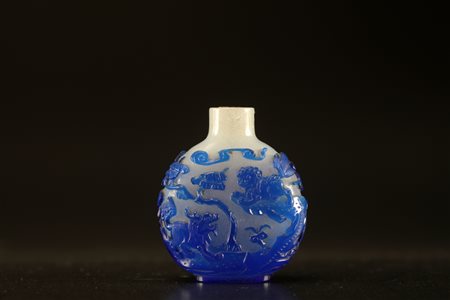 Arte Cinese Tabacchiera in vetro decorato con cani di pho e pino cinese in...