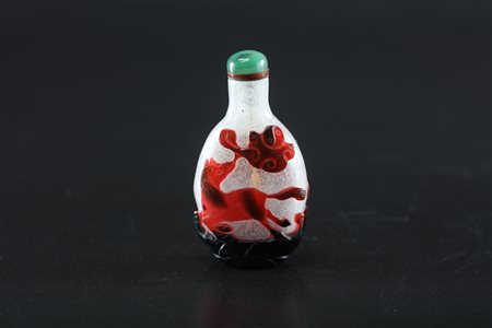 Arte Cinese Tabacchiera in vetro decorata con applicazioni in vetro rosso...