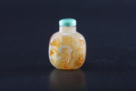 Arte Cinese Tabacchiera in agata decorata con un saggio ed un bambino sotto...