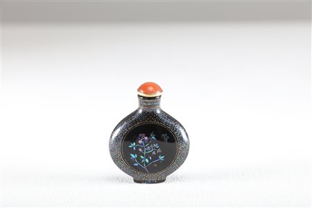 Arte Cinese Tabacchiera in lacca burgotè decorata con intarsi floreali in...