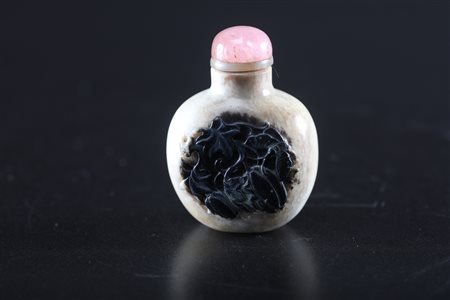 Arte Cinese Tabacchiera in giada bianca e nera con decoro centrale a motivo...