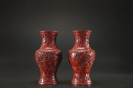 Arte Cinese Coppia di vasetti in lacca rossa intagliata Cina, dinastia Qing,...