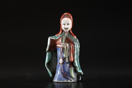 Arte Cinese Piccolo personaggio in porcellana policroma Cina, dinastia Qing,...