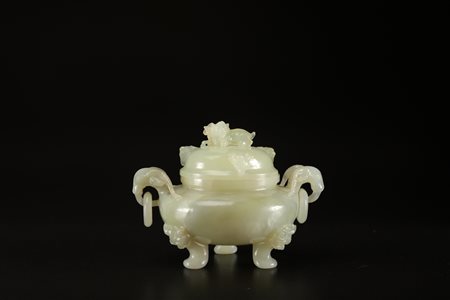 Arte Cinese Incensiere tripode in giada decorato con arieti Cina, dinastia...