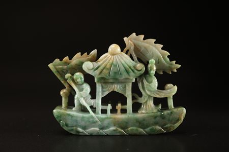 Arte Cinese Intaglio in giadeite raffigurante una barca che trasporta una...