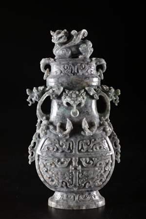 Arte Cinese Vaso intagliato nella giadeite grigia Cina, inizi XX secolo . ....