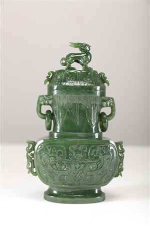 Arte Cinese Vaso in giada verde con decorazione di taotie Cina, dinastia...