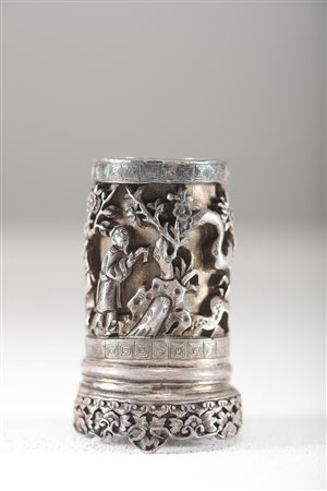 Arte Cinese Vasetto cilindrico in argento finemente cesellato con scene di...