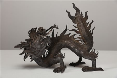 Arte Cinese Grande dragone in argento con iscrizioni sotto ogni zampa,...