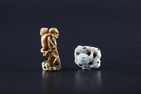 Arte Giapponese Due netsuke in avorio: uno raffigurante uno scheletro con una...