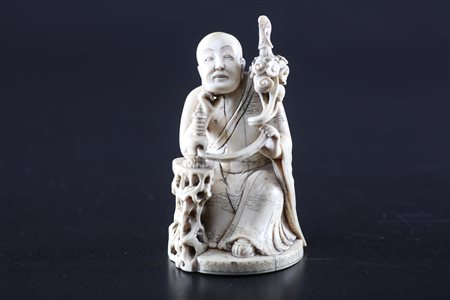 Arte Cinese Piccola scultura in avorio raffigurante un Lohan Cina, dinastia...