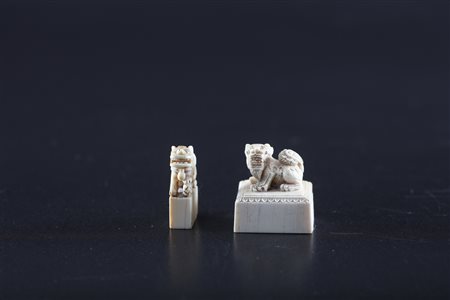 Arte Cinese Due sigilli in avorio con impugnatura a forma di cane di pho...