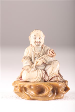 Arte Cinese Piccola scultura in steatite raffigurante un personaggio con ruyi...