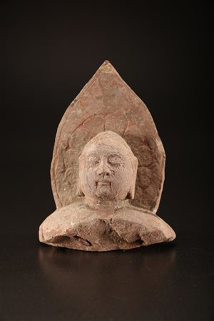 Arte Cinese Frammento di scultura in arenaria rosa raffigurate una testa...