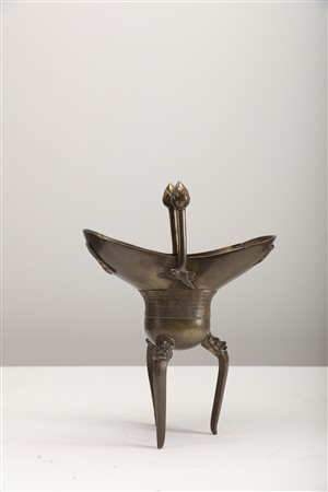 Arte Cinese Tripode Jue in bronzo con tracce di doratura Cina, dinastia Qing,...