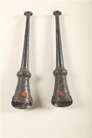 Arte Himalayana Coppia di trombe in argento con corallo e turchesi...