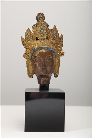 Arte Himalayana Testa in rame dorato repoussé raffigurante un bodhisattva...