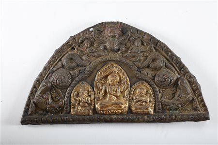 Arte Himalayana Torana in rame dorato e sbalzato Nepal, XVII secolo . -. Cm...