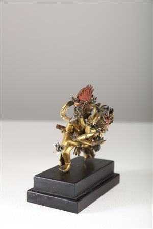 Arte Himalayana Scultura in metallo dorato a soggetto tantrico Tibet, XVII...
