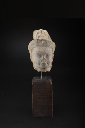 Arte Sud-Est Asiatico Testa Khmer in pietra scolpita Cambogia, XI secolo . -....