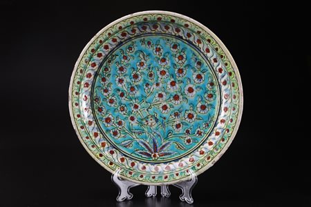 ARTE ISLAMICA Piatto Izink decorato con motivi floreali Turchia, dinastia...