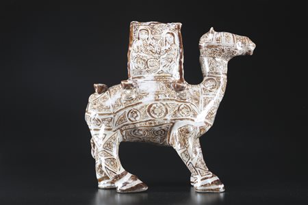 ARTE ISLAMICA Imponente cammello in ceramica dipinto a lustro con motivi...