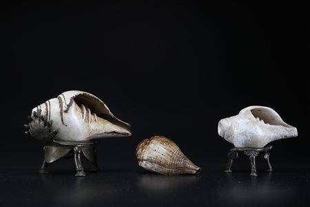 Arte Himalayana Lotto di tre conchiglie di cui due con base in bronzo Tibet,...