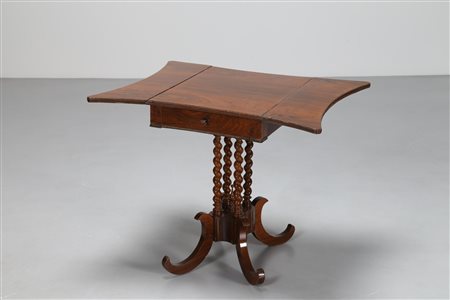 MANIFATTURA DEL XIX SECOLO Tavolino apribile con gambe a rocchetto,...
