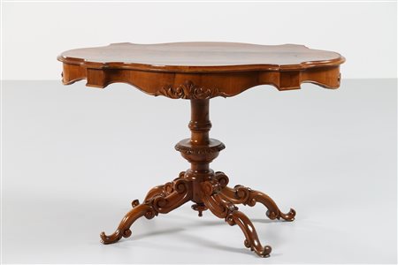 MANIFATTURA LOMBARDA DEL XIX SECOLO Tavolo sagomato e radicato in legno di...