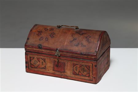 MANIFATTURA ITALIANA DEL XVII SECOLO Scrigno in legno e pelle decorata a...