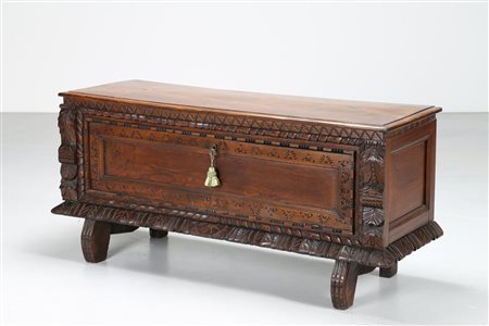 MANIFATTURA ITALIANA DEL XVII SECOLO Cassapanca in legno di noce scolpito. ....