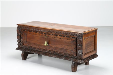 MANIFATTURA ITALIANA DEL XVII SECOLO Cassapanca in legno di noce scolpito. ....
