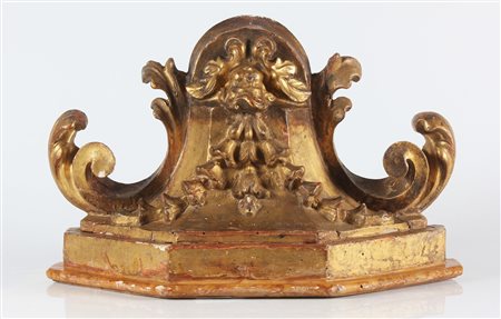 MANIFATTURA ITALIANA DEL XVIII SECOLO Mensola in legno scolpito policromo. ....