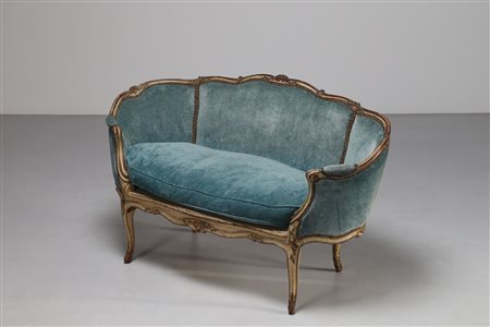 MANIFATTURA FRANCESE DEL XVIII SECOLO Divano a due posti in legno laccato....