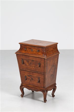 MANIFATTURA VENETA DEL XVIII SECOLO Cassettoncino rastremato, lastronato in...