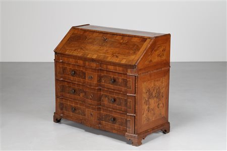 MANIFATTURA VENETA DEL XVIII SECOLO Ribalta a tre cassetti radicata in legno...