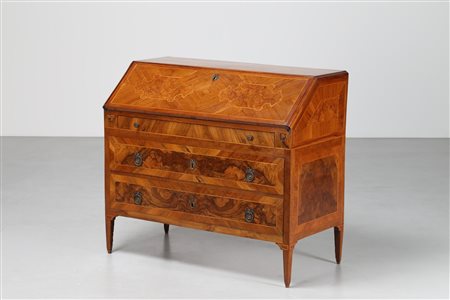 MANIFATTURA ITALIANA DEL XVIII SECOLO Ribalta lombarda in legno e radica...