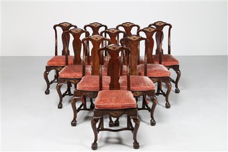 MANIFATTURA TOSCANA DEL XVIII SECOLO Gruppo di 10 sedie in legno di noce,...