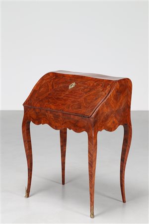 MANIFATTURA FRANCESE DEL XVIII SECOLO Ribaltina lastronata in legni pregiati,...